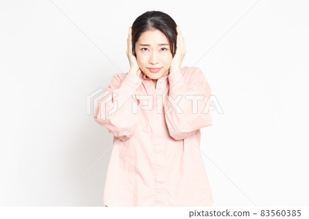 一個女人堵耳朵 83560385