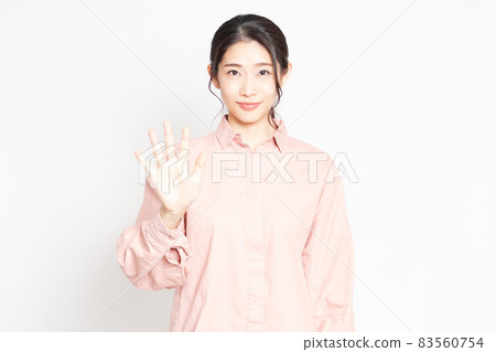 Woman showing the number 5 by hand Woman showing the number 5 by hand 83560754