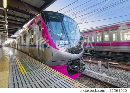 京王線開往新宿電車高畑不動站京王5000系列京王5000系列京王班輪 京王線開往新宿電車高畑不動站京王5000系列京王5000系列京王班輪 83561920
