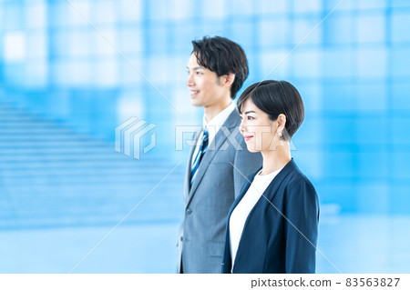 Business people (men and women) lined up in the aisle 83563827