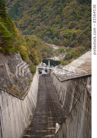 長野縣大町市秋葉環繞的七倉大壩強大的洩洪道 長野縣大町市秋葉環繞的七倉大壩強大的洩洪道 83564536