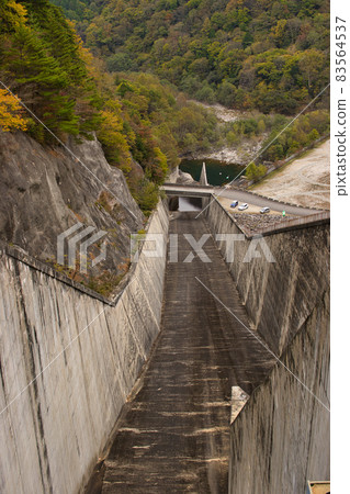 長野縣大町市秋葉環繞的七倉大壩強大的洩洪道 長野縣大町市秋葉環繞的七倉大壩強大的洩洪道 83564537