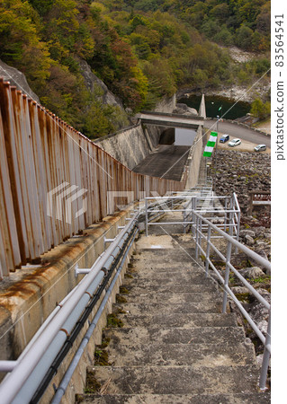 長野縣大町市秋葉環繞的七倉水壩強大的樓梯 長野縣大町市秋葉環繞的七倉水壩強大的樓梯 83564541