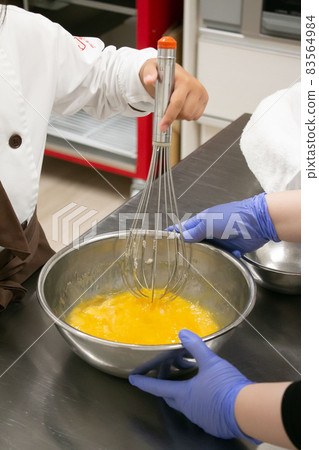 Material photo of the process of stirring with a whisk 83564984