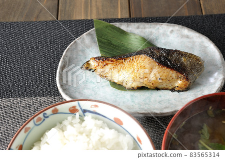 Saikyo-yaki of grilled sablefish that looks delicious with fat and hot miso soup with trefoil, breakfast, set meal, bird's-eye view Saikyo-yaki of grilled sablefish that looks delicious with fat and hot miso soup with trefoil, breakfast, set meal, bird's-eye view 83565314