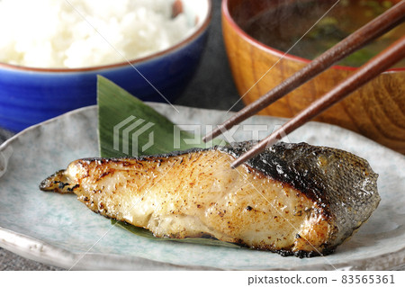 早餐吃烤黑魚，肥美的西京燒，以及其他米飯和熱味噌湯。 83565361