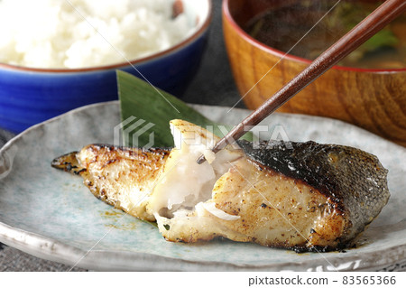 早餐吃烤黑魚,肥美的西京燒,以及其他米飯和熱味噌湯。 早餐吃烤黑魚,肥美的西京燒,以及其他米飯和熱味噌湯。 83565366