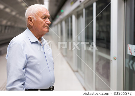Senior man waiting in subway station Senior man waiting in subway station 83565572