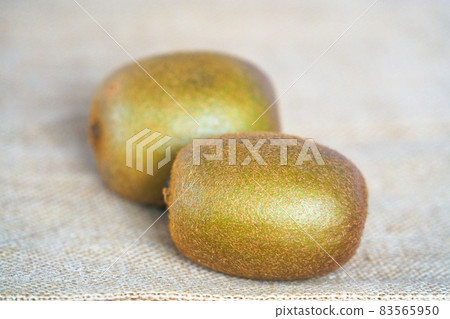2 kiwifruit 2 kiwifruit 83565950