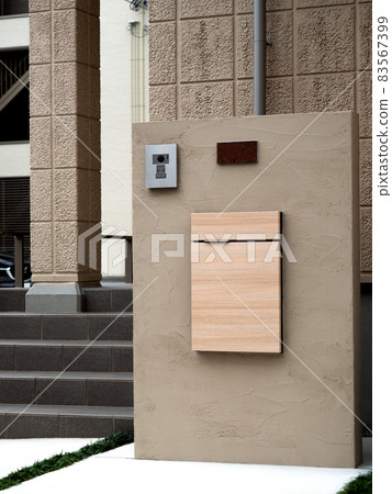 The entrance of a detached house 83567399