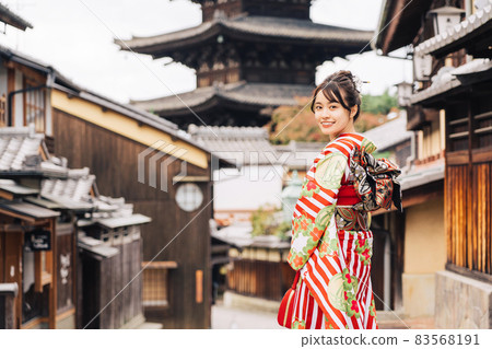 穿著和服的女人 (furisode) 在京都市內散步 83568191