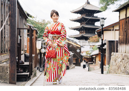 穿著和服的女人 (furisode) 在京都市內散步 83568486