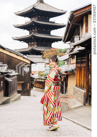 穿著和服的女人 (furisode) 在京都市內散步 83568487