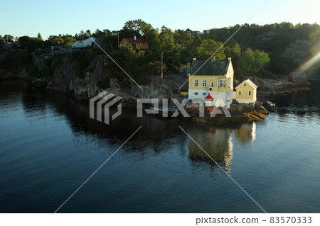 Houses along the coast of Norwegian Bay 83570333