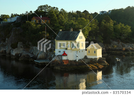 Houses along the coast of Norwegian Bay 83570334