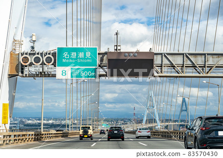 行駛在愛知縣伊勢萬岸高速公路名越臣交流道的客車 83570430