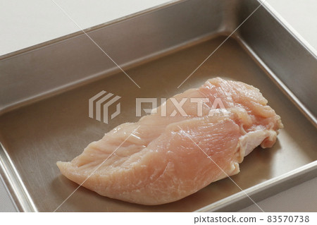 在烹飪棒的雞胸肉 83570738