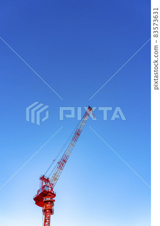 仰望黃昏天空的大吊車 83573631