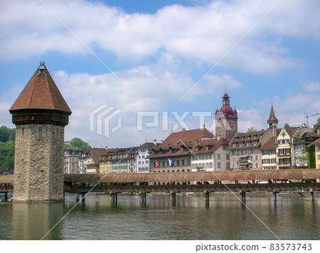 瑞士盧塞恩市羅伊斯河上的教堂橋 瑞士盧塞恩市羅伊斯河上的教堂橋 83573743