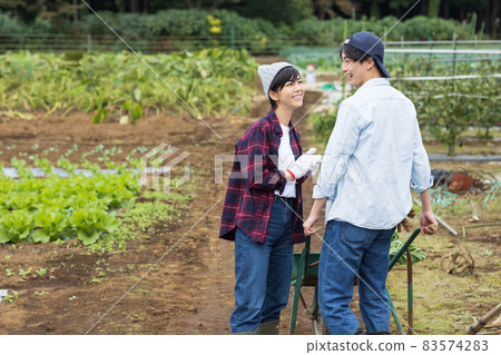 有趣的年輕男女在田間工作 有趣的年輕男女在田間工作 83574283