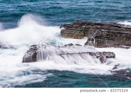 這是霍恩費爾斯斷層附近的日本海的波濤洶湧的大海。隆起很容易越過洛磯山脈。山口縣 83575324