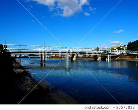 秋天的天空和鏡河(渡槽、柳原橋和守護森林:圍繞著龍和蕎麥公主的舞台) 秋天的天空和鏡河(渡槽、柳原橋和守護森林:圍繞著龍和蕎麥公主的舞台) 83575838