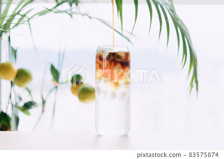 Iced Americano on a sunny table 83575874