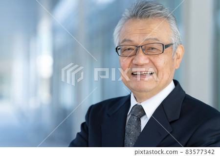 Businessman senior man outdoors 83577342