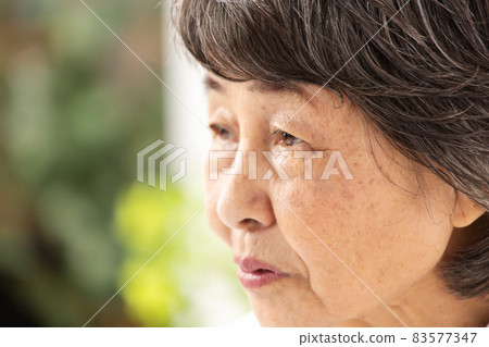 高級婦女起來 83577347