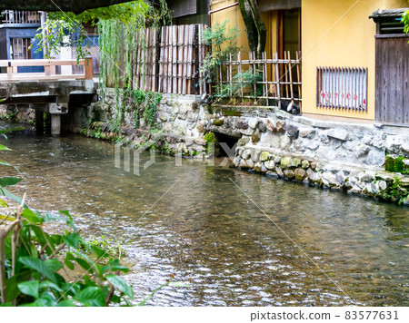 Scenery of the street corner of the ancient city of Kyoto, around Gion Shinbashi 83577631