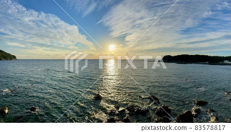 Sunset horizon 83578817