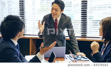 商務小組會議在辦公室 商務小組會議在辦公室 83579101