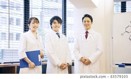 身穿白大褂的日本集體醫生和科學家 身穿白大褂的日本集體醫生和科學家 83579103
