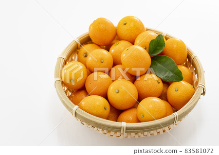在漏勺的白色背景金橘 83581072