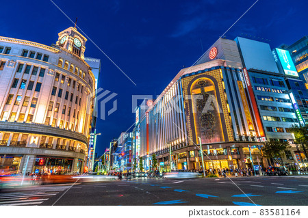 日本東京城市景觀取消時間減少後的第一個週末......銀座的許多人......=10月30日 日本東京城市景觀取消時間減少後的第一個週末......銀座的許多人......=10月30日 83581164