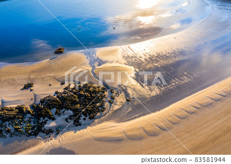 The coast between Kiltoorish bay beach and the Sheskinmore bay between Ardara and Portnoo in Donegal - Ireland 83581944