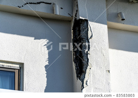 建築物的外牆已經老化，鋼筋暴露在外 83583803