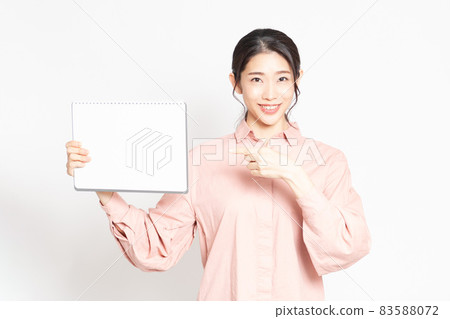 拿著小寫生簿的女人 拿著小寫生簿的女人 83588072