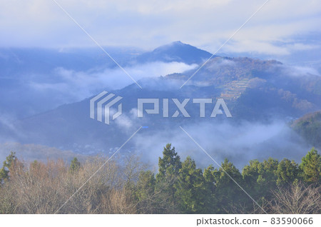 從丹澤小野山看:雲霧繚繞的山脊 從丹澤小野山看:雲霧繚繞的山脊 83590066