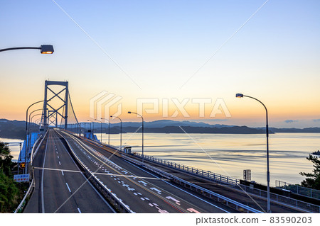 日出前的大鳴門大橋，德島縣鳴門市 83590203