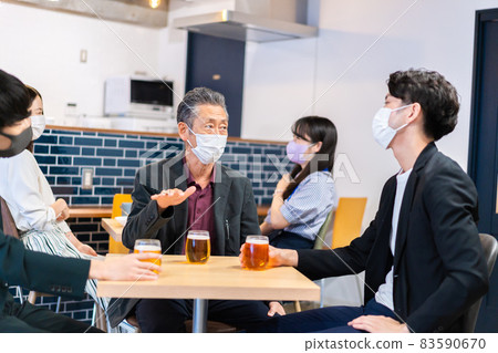 人們戴著口罩在餐廳交談 83590670