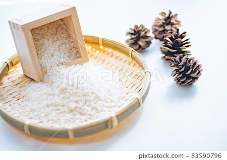 White rice and wooden box 83590796