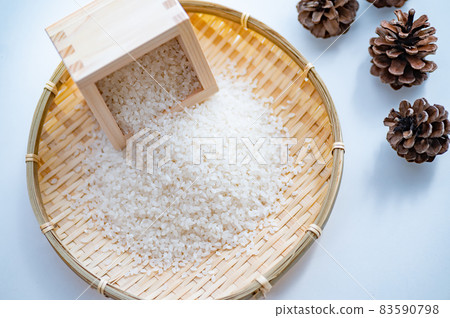 White rice and wooden box 83590798