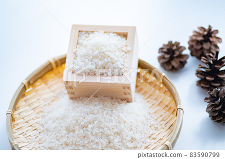 White rice and wooden box 83590799