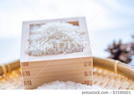 White rice and wooden box 83590801