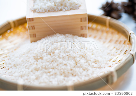 White rice and wooden box 83590802