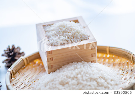 White rice and wooden box 83590806