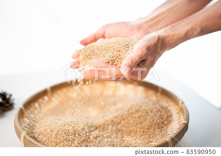 A treasure trove of nutrition Brown rice 83590950