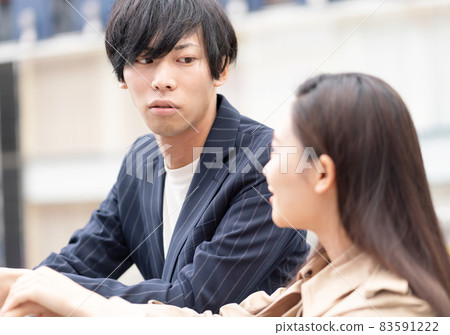 情侶認真的樣子 83591222