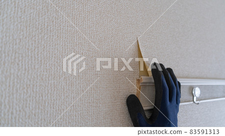 The white wallpaper comes off. Worker to repair. The white wallpaper comes off. Worker to repair. 83591313